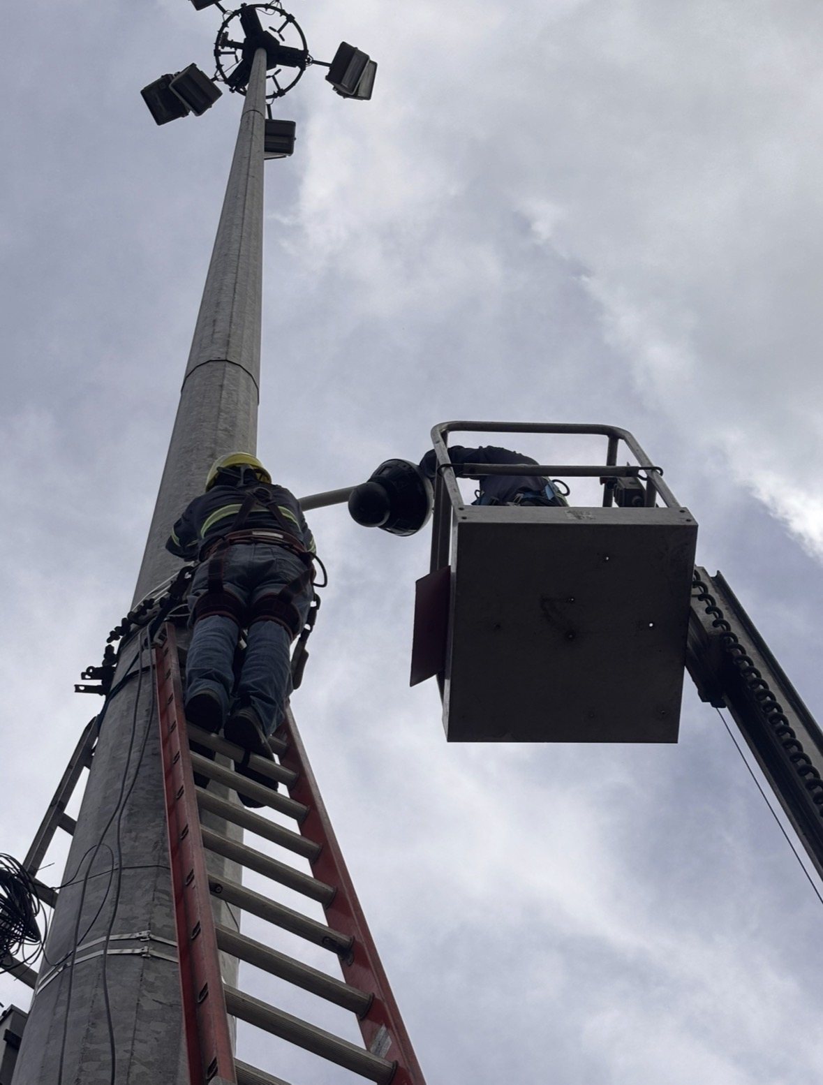 Servicio técnico en altura con canasta