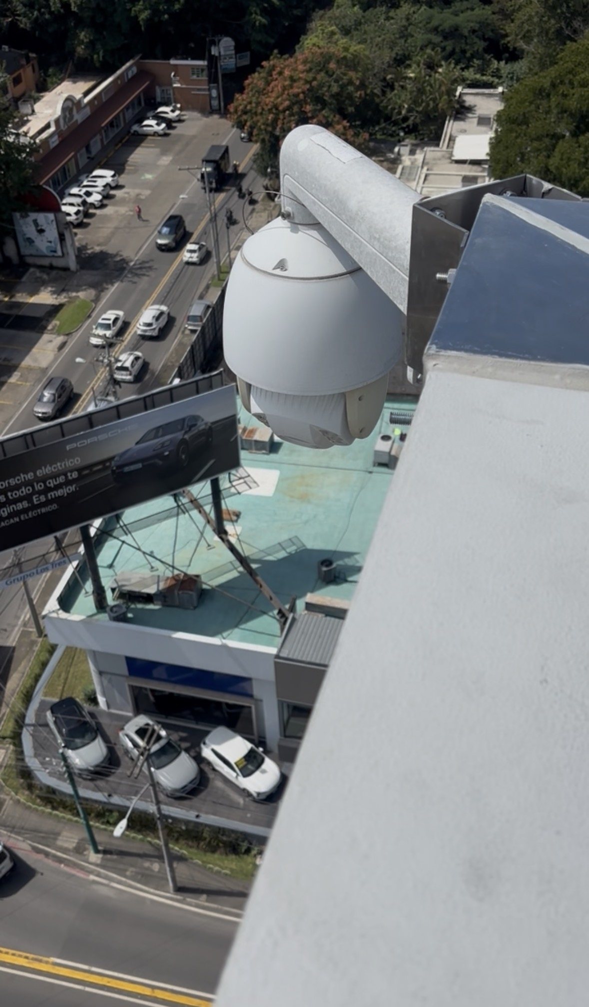 Cámara de seguridad CCTV instalada por STE Solutions en Guatemala